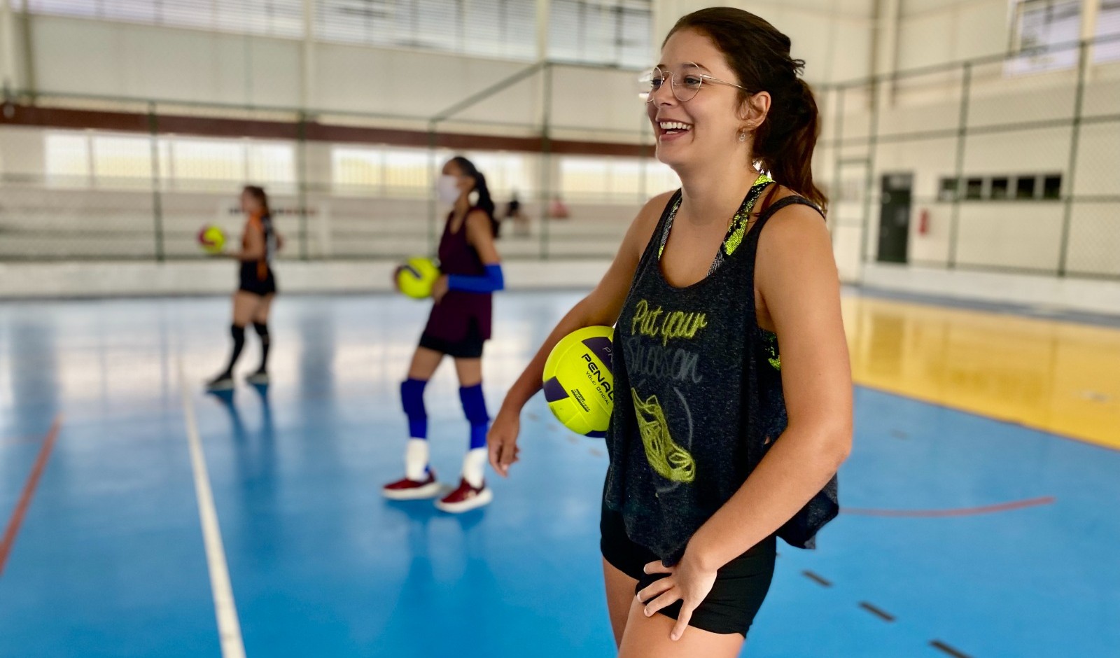 jovens jogando vôlei